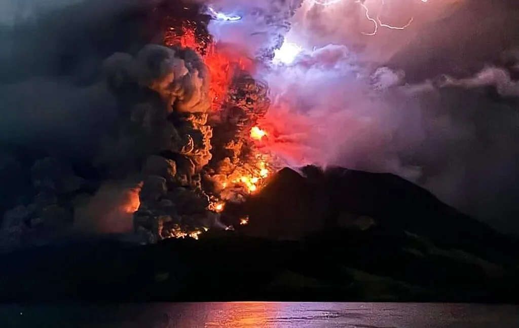 Erupción de volcán en Indonesia obliga a evacuar a cientos de personas