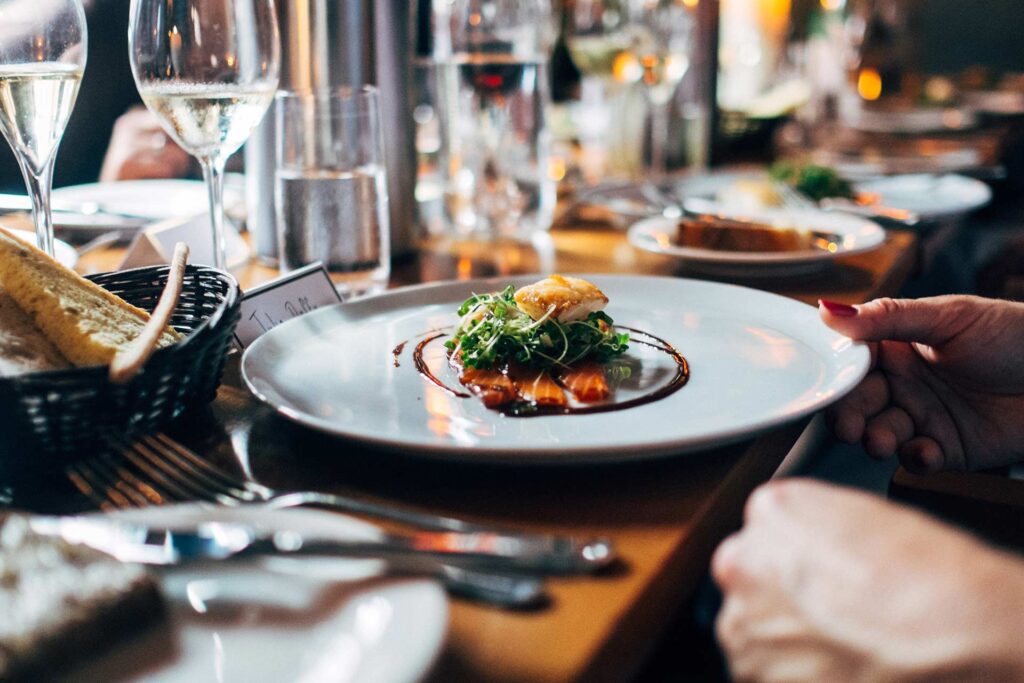 ¡Arrestados por no pagar! Pareja comió gratis en más de media docena de restaurantes