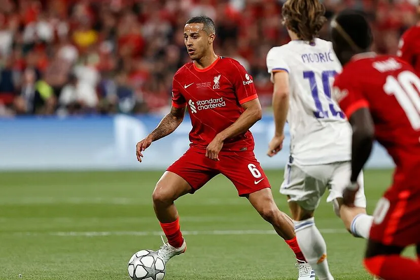 Jugador del Liverpool anuncia su retiro del fútbol “Gracias fútbol”