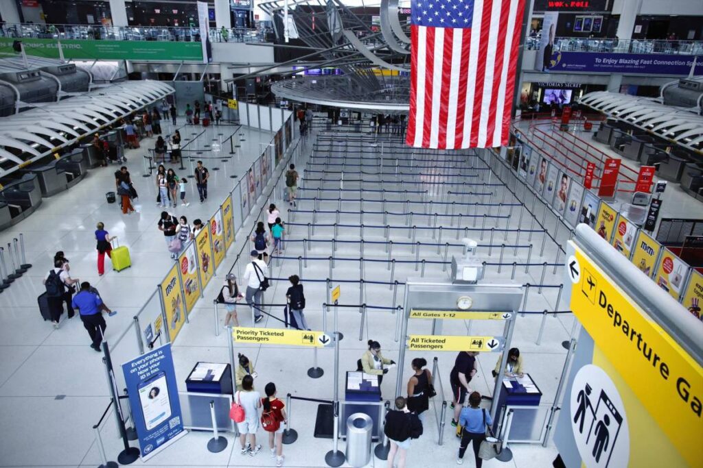 Incendio en el aeropuerto John F. Kennedy deja más de media decena de heridos