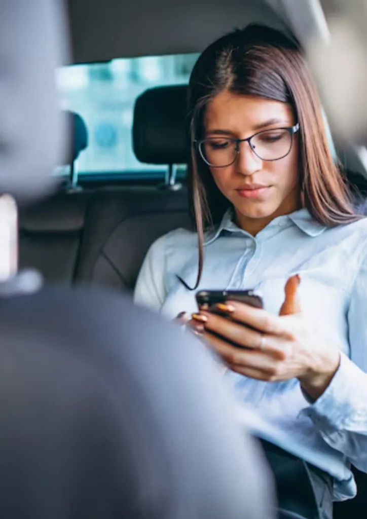 Desde elegir el asiento correcto hasta activar funciones de emergencia en apps, estos tips te ayudarán a moverte tranquila y preparada. Foto: Freepik