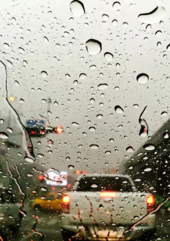 Con lluvia en Guatemala, tu seguridad está primero. Reduce velocidad, mantén distancia y revisa tus freno. Foto: Freepik