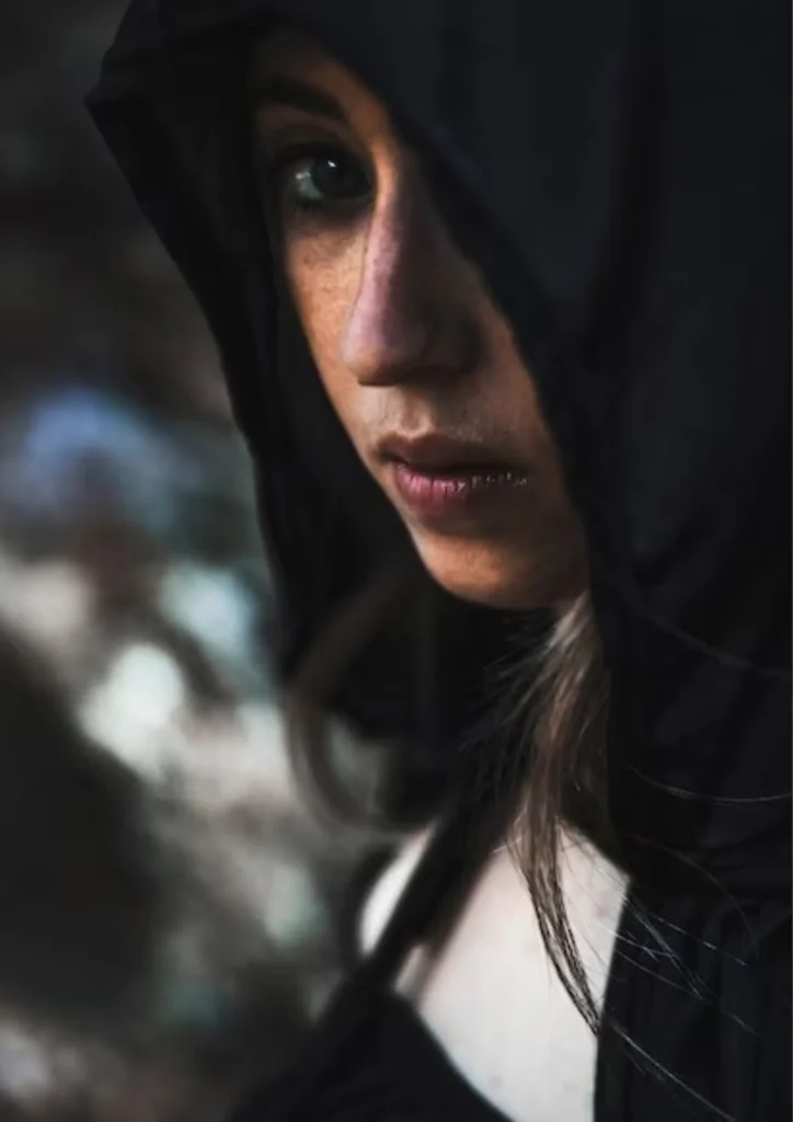 ¿Alguna vez sentiste que alguien te observa, aunque estés solo? Foto: Freepik