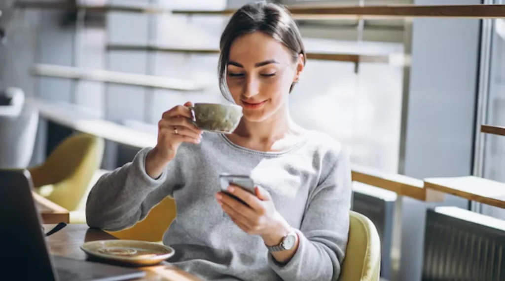 Las bebidas nutritivas caseras son una alternativa fácil de preparar, transportar y consumir en cualquier momento de la jornada. Foto: Freepik