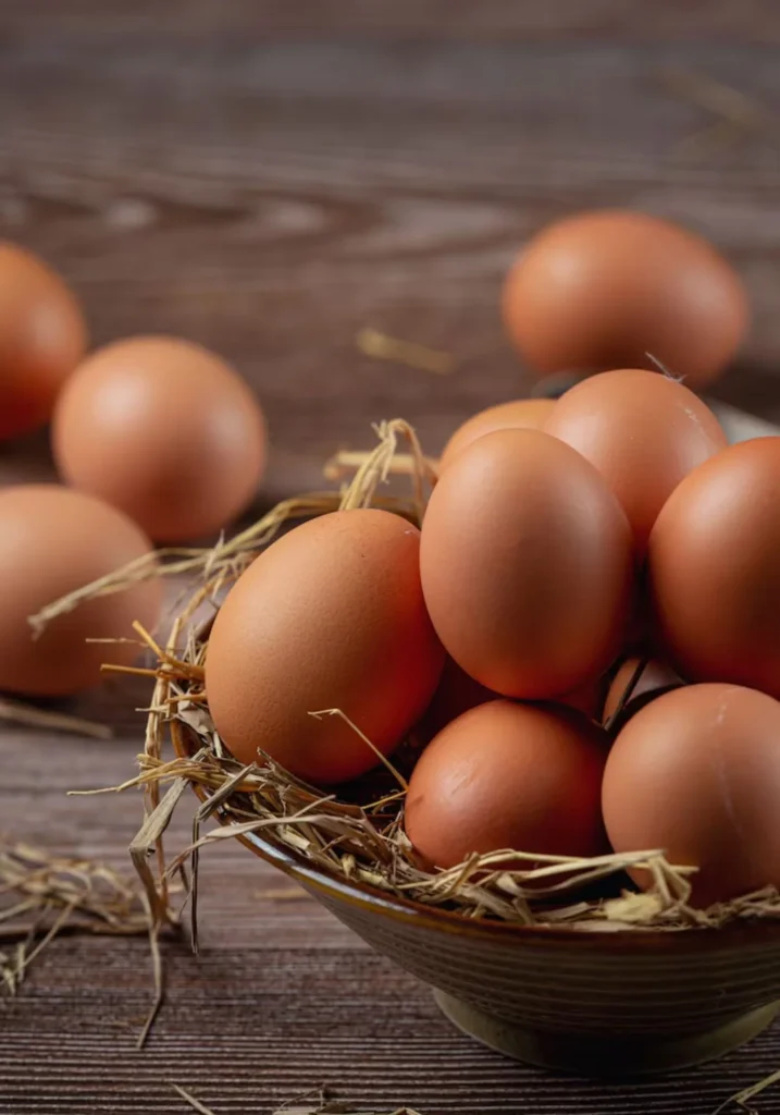 En cambio, en gran parte de Europa y Latinoamérica, los huevos no pasan por este lavado industrial. Conservan su cutícula natural, lo que los protege de forma más efectiva contra la entrada de microorganismos. Por esta razón, es común verlos almacenados a temperatura ambiente en supermercados y hogares. Foto: Freepik