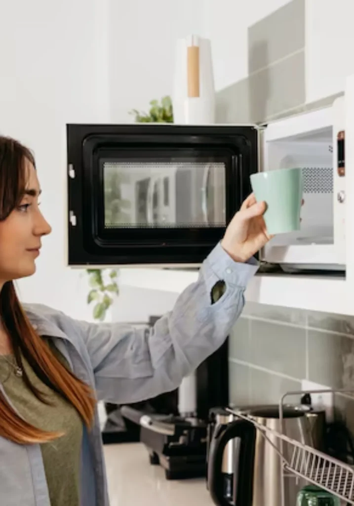 Cocinar en microondas puede ser incluso más saludable que hervir, ya que el tiempo de cocción suele ser más corto y se utiliza menos agua, lo que evita que nutrientes solubles como la vitamina C y las del grupo B se diluyan y se pierdan. Foto: Freepik