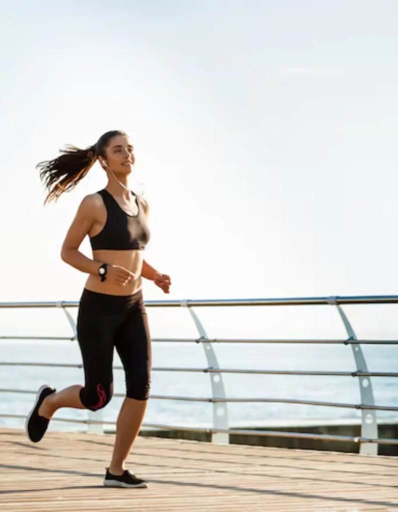 Antes de atarte los tenis: 4 pasos esenciales para un trote seguro y eficaz. Foto: Freepik