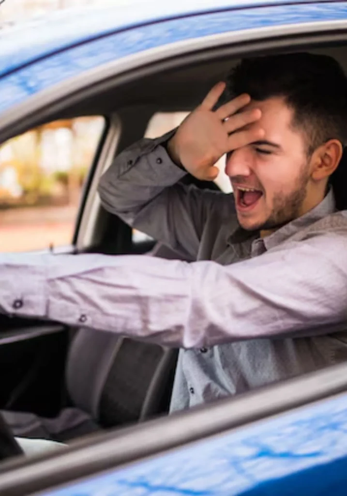 Rojo en la calle, paz en la mente: serenidad en medio del caos urbano. Foto: Freepik
