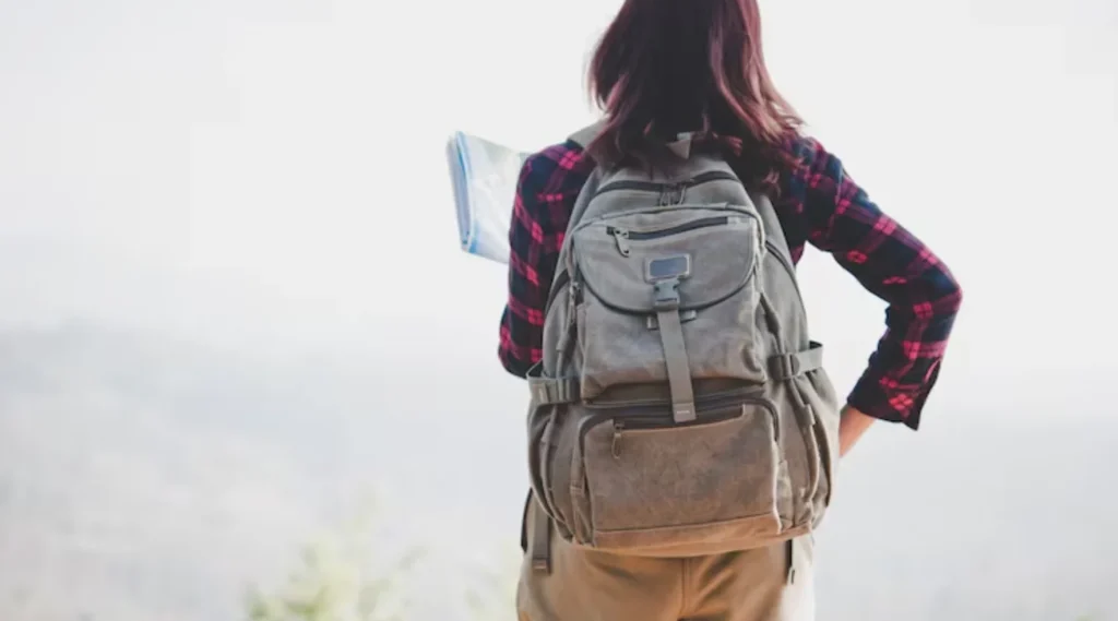 Joven con mochila. Foto: Freepik