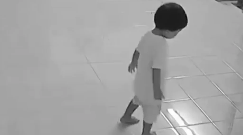 En el video se oye el aterrador llanto del niño tras ser arrastrado por el viento y caer sin explicación. Foto: captura de pantalla