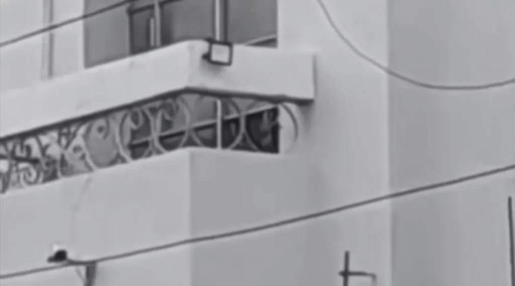 Una figura misteriosa se asomó desde la ventana de un colegio…Foto: captura de pantalla