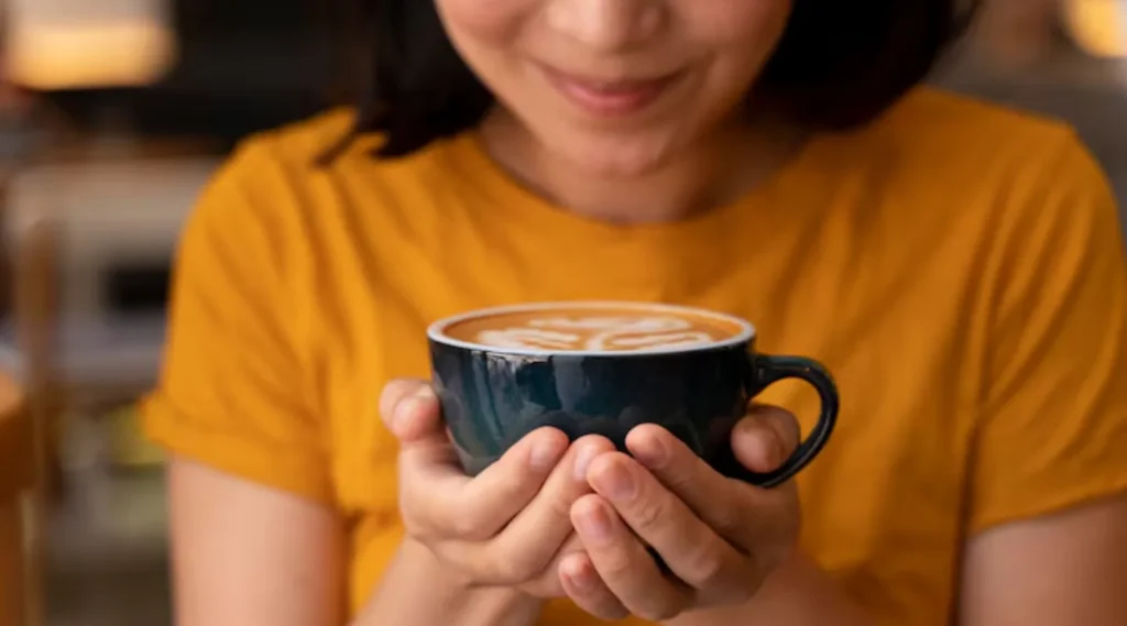 La técnica consiste en beber café inmediatamente antes de una siesta de entre 15 y 30 minutos. Foto: Freepik