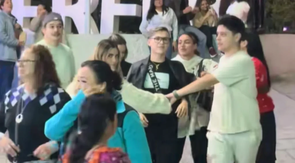 El famoso cordón de ‘Hello Muchá’ ahora recreado por Peter Véliz. Foto: captura de video TikTok