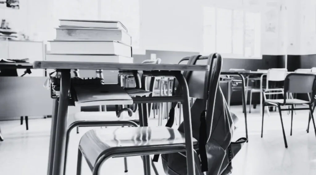 El primer día y el último: Niña muere en escuela por misteriosa lesión. Foto: Ilustrativa/Freepik