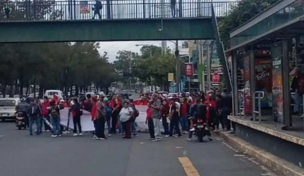 Salubristas bloquean el Periférico y al menos 10 rutas más en el país este viernes