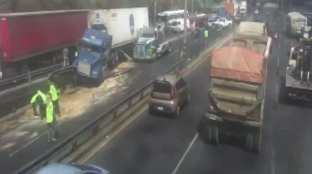 Cabezal se estrella y derrama diésel en ruta al Atlántico