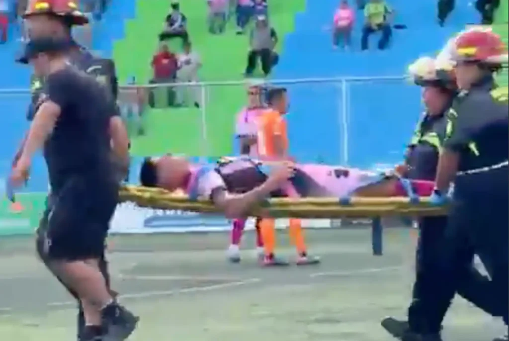 Brutal golpe: jugador de Mixco sale en camilla tras chocar contra publicidad