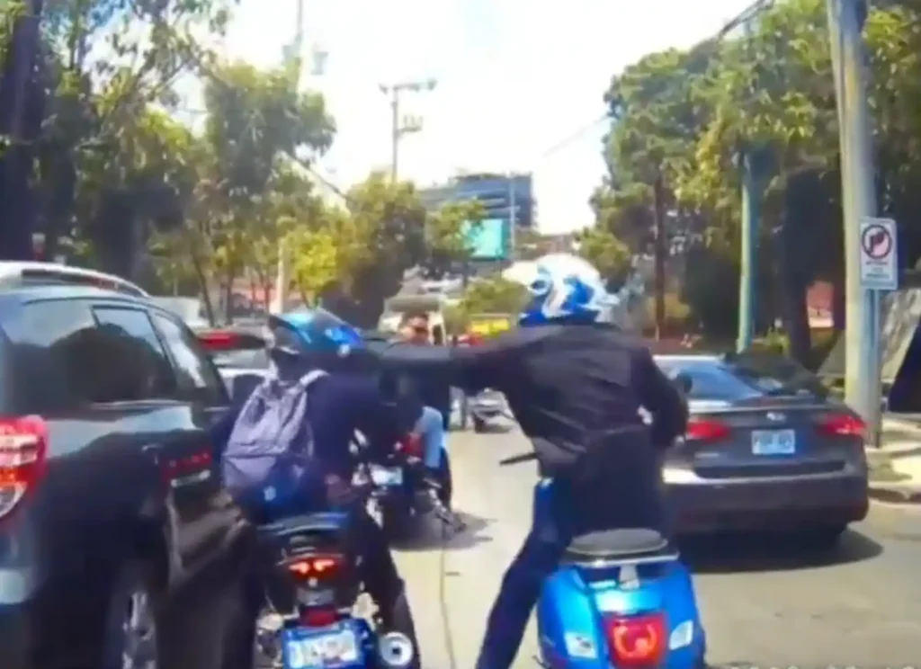 Se agarran a golpes sobre sus motos en plena zona 10