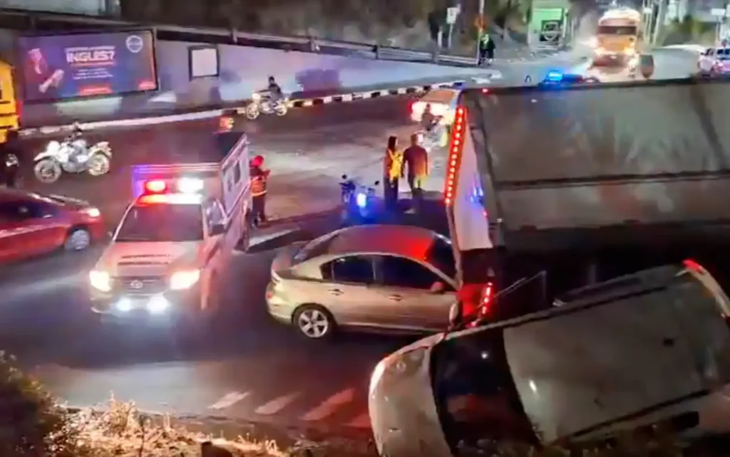 Camión no logra subir y provoca accidente en ruta al Pacífico