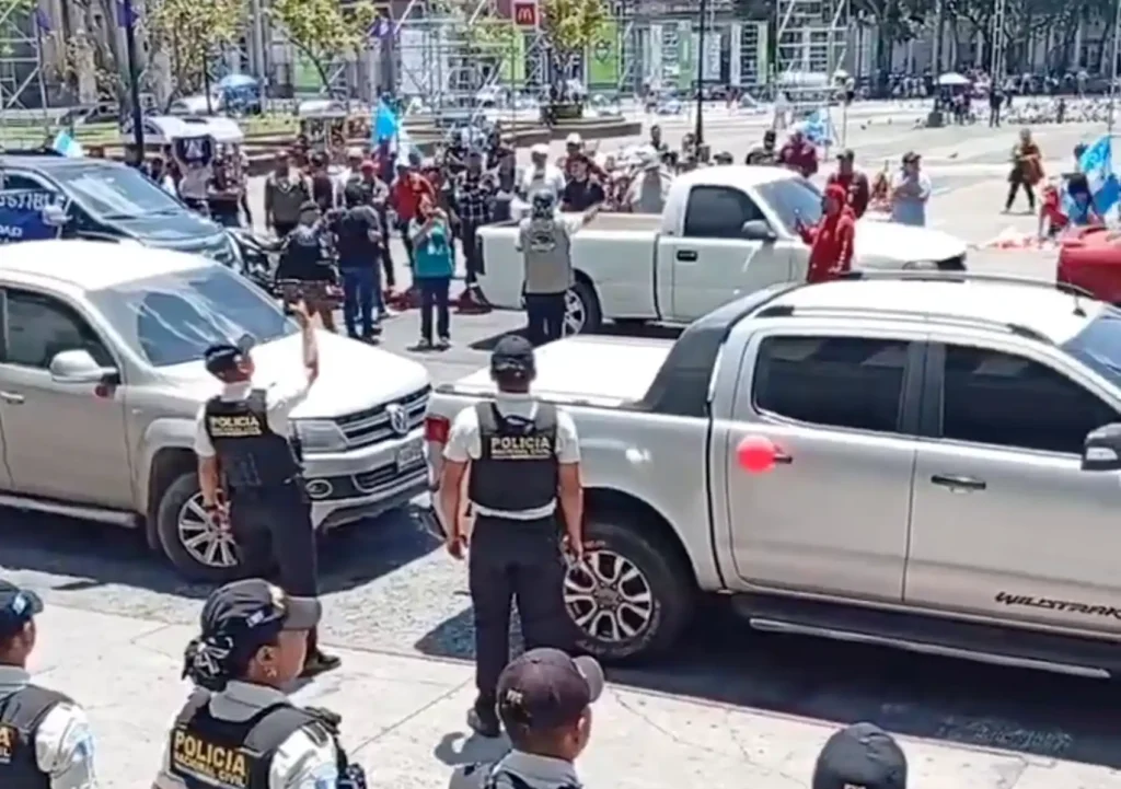 Transportistas bloquean varias calles en zona 1