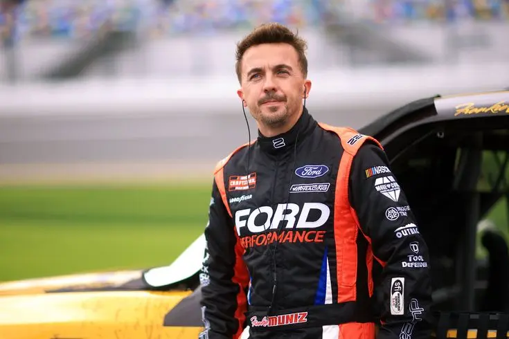Frankie Muniz sale ileso de un aparatoso accidente en la NASCAR