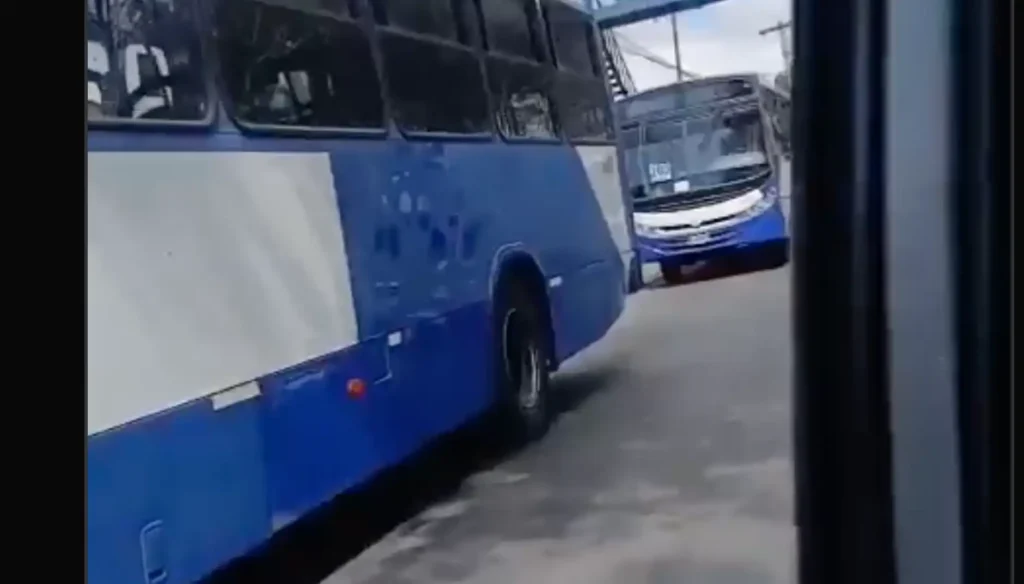 Caravana de buses avanza por la capital en protesta por combustibles