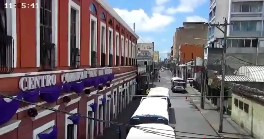 Caravana de buses llega al Centro Histórico
