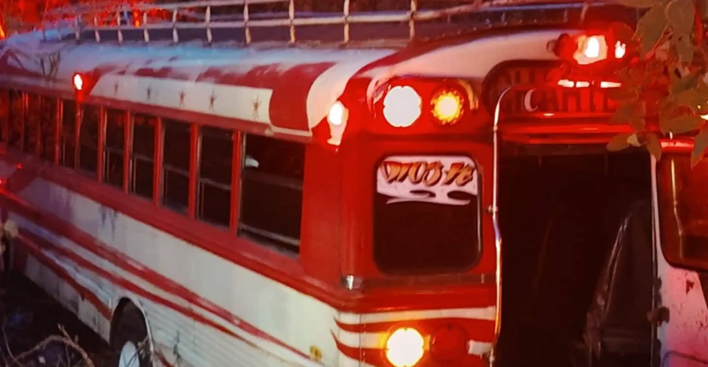 Bus cae a hondonada en Villa Canales y deja tres heridos