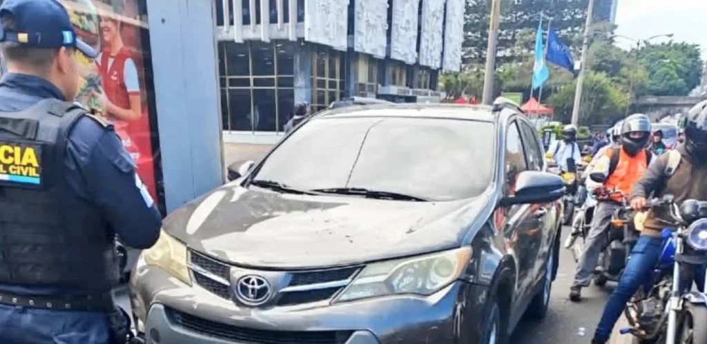 Balean a conductor en intento de asalto en el Centro Cívico