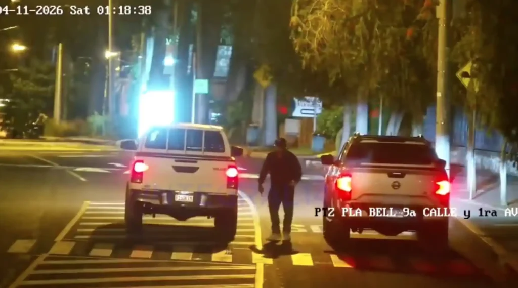 Captan a dos picops en carrera ilegal en la zona 14