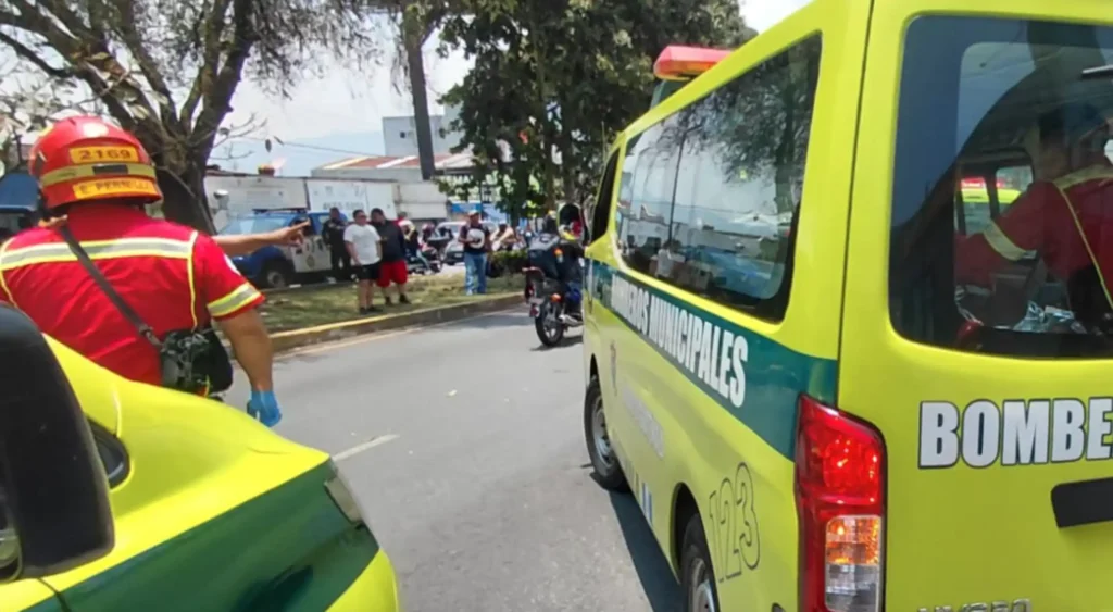 Atacan a ocupante de carro en la calzada Roosevelt este sábado