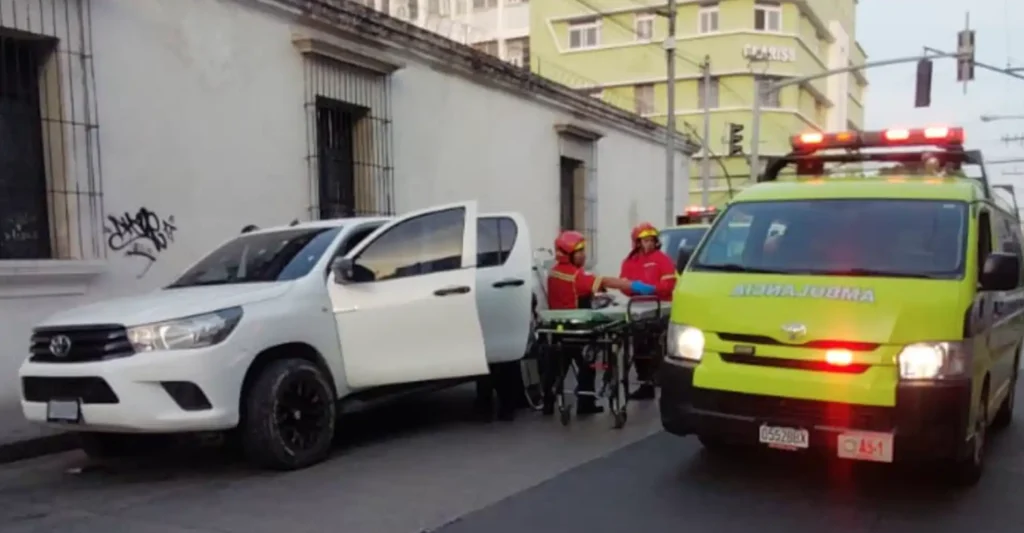 Ataque armado en zona 1 deja a dos hombres graves dentro de un picop