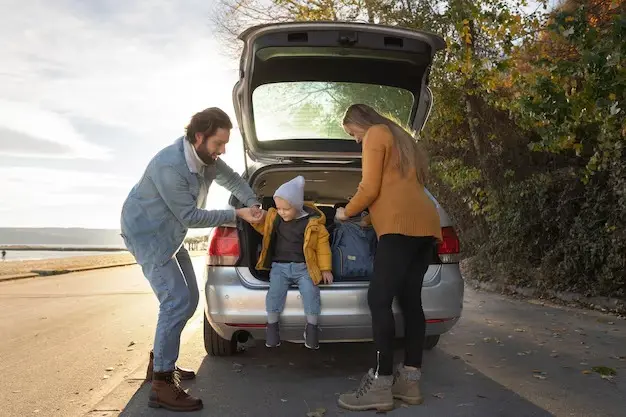 Viaje familiar por carretera: claves para salir seguro y sin contratiempos Viaje familiar en carro. Foto: Freepik