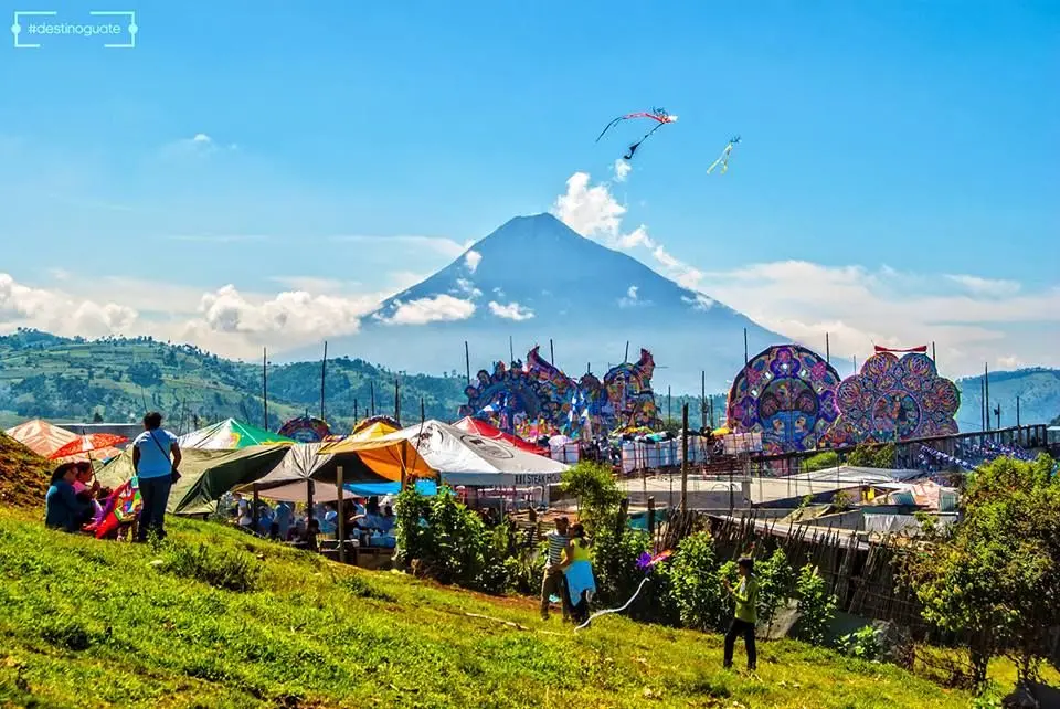 El arte vuela alto: Tradición y color en la exhibición de barriletes gigantes
