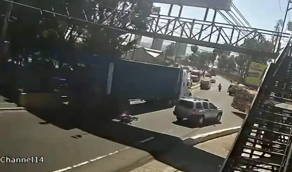 VIDEO. Cámara graba fatal accidente de motorista en ruta al Pacífico