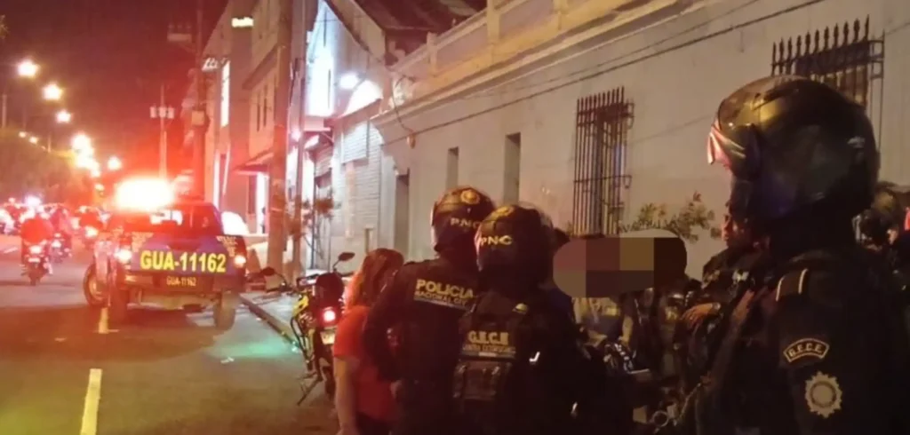 “¡Poli, hay catos por unas estampitas!”: pelea entre vecinos termina con intervención policial en zona 1