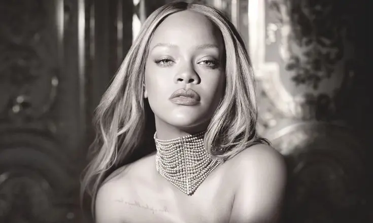 Rihanna deslumbra con un fresco y atrevido diseño de fresas para Savage X Fenty