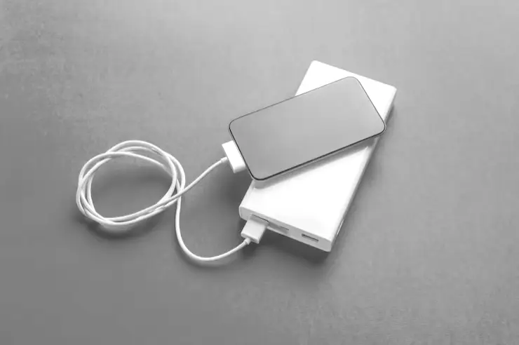 Tragedia: una batería portátil explota y causa la muerte de una mujer Celular. Foto: Freepik Ilustrativa