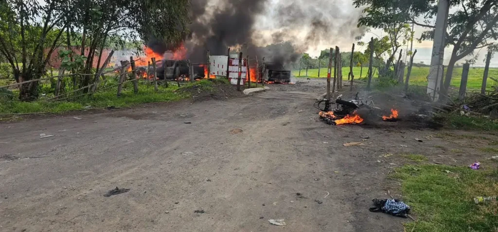Enfrentamiento en Sipacate deja vehículos incendiados y momentos de tensión