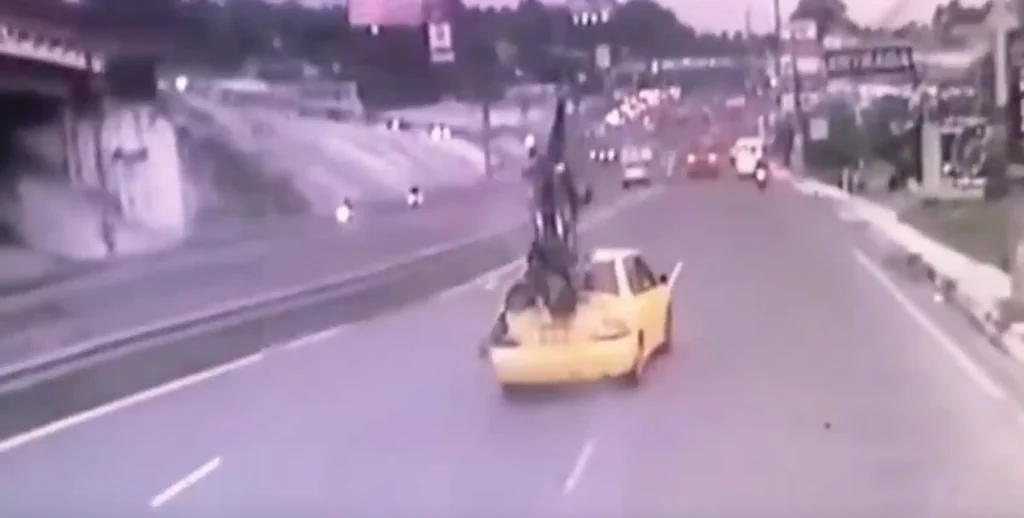 Video capta momento en que motorista termina sobre un automóvil tras colisión en ruta al Pacífico