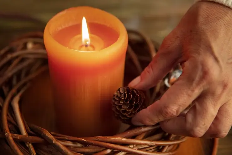 Velas y aromas asociados con la prosperidad y la abundancia Velas. Foto: Magnific