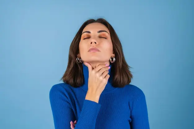La solución efectiva para aliviar el dolor de garganta El dolor de garganta es una de las molestias más comunes, especialmente durante los cambios de clima o las temporadas de resfriados y gripe. Foto: Freepik