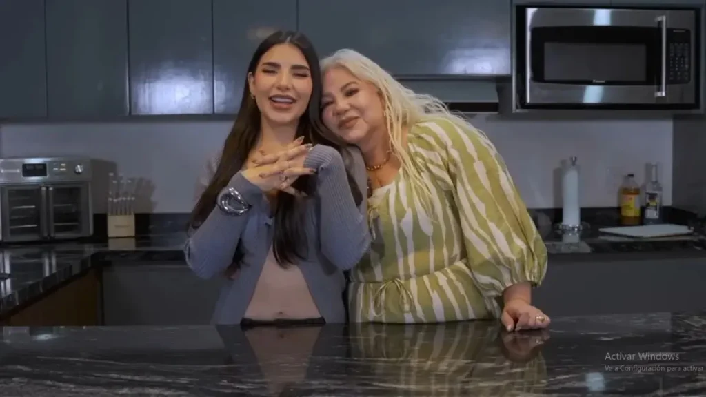 Steff Loaiza junto a su mamá. Foto: YouTube