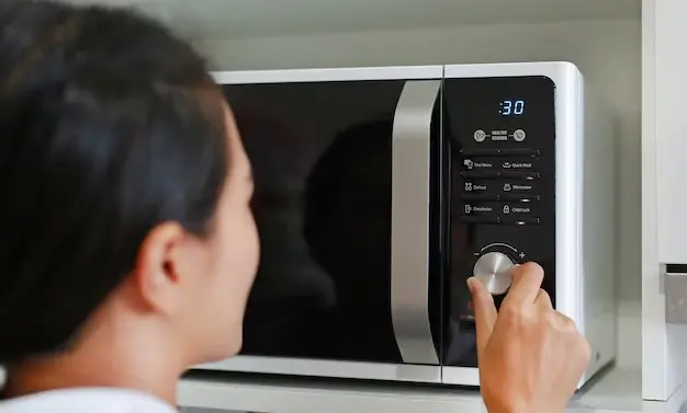 Qué alimentos no deberías calentar en el microondas y por qué Microondas. Foto: Freepik