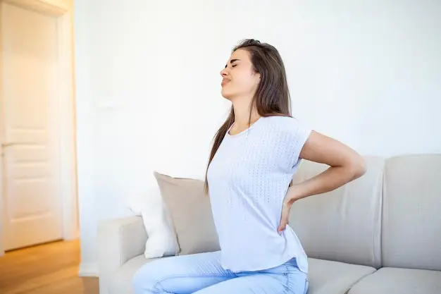 ¿Por qué duele la espalda? Estas son algunas de las causas más comunes Dolor de espalda. Foto: Magnific
