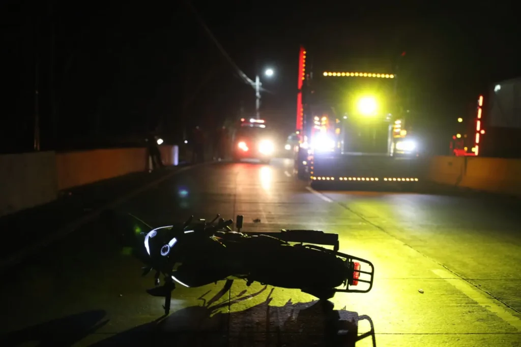 Motorista muere tras derrapar en la bajada de Villa Lobos