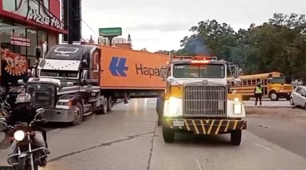 Tráiler averiado complica el tránsito en la avenida Petapa y Ciudad Real