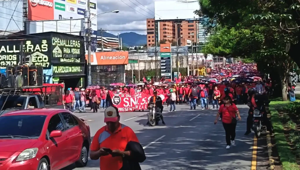 Manifestación de salubristas complica el tránsito en la Roosevelt