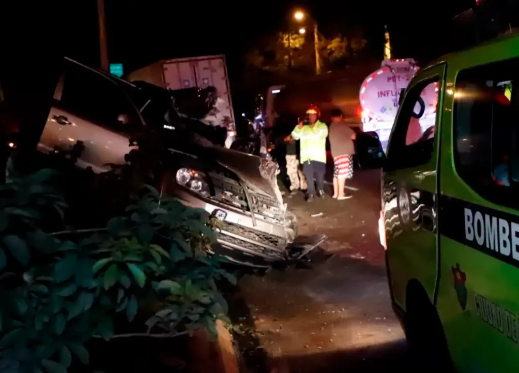 Picop destruido sobre el puente el Periférico tras accidente con tráiler