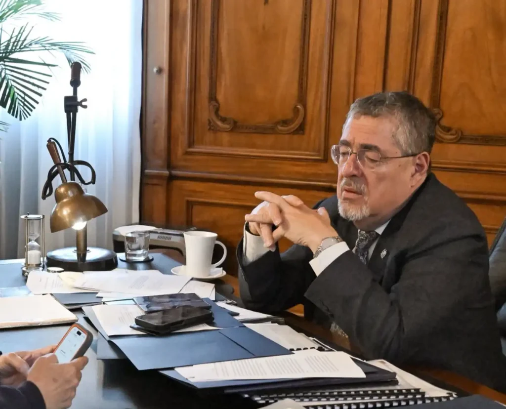 Arévalo anunciará medidas ante el alza de los combustibles este viernes